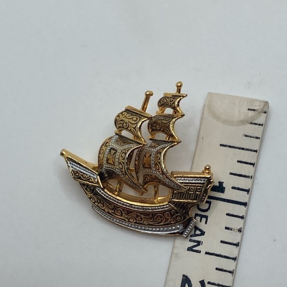 Vtg Damascene Spanish Pirate Ship Sail boat Gold Tone Black Enamel Brooch 1.5” - Picture 5 of 6